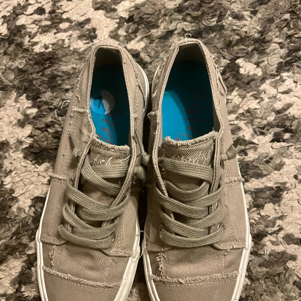 Blowfish Tan Canvas Sneakers size 7.5